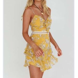 Selfie Leslie Yellow floral sundress